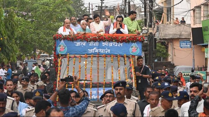 Crowds Greet CM Dr. Yadav at Multiple Stops during Road Show